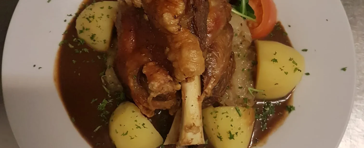 Knusprige Grillhaxe im Paddenwirt