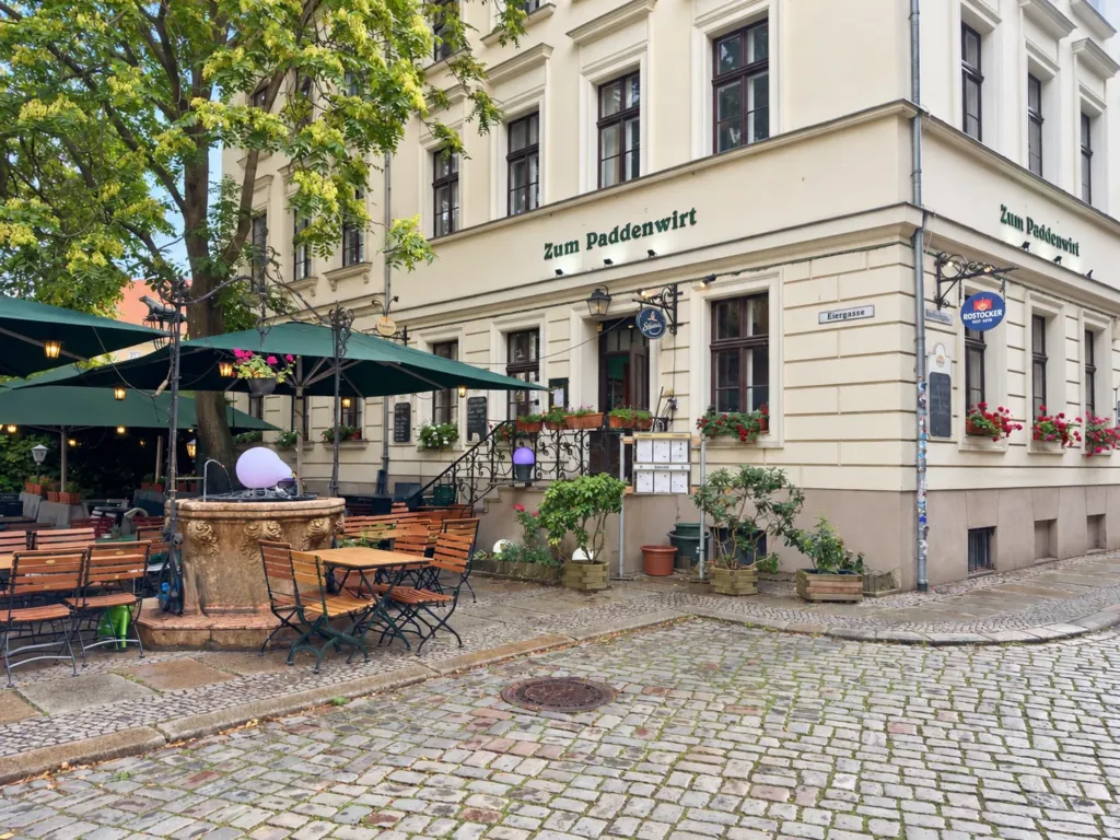 Außenansicht des Restaurants Zum Paddenwirt an der Ecke Eiergasse mit Eingang und Biergarten