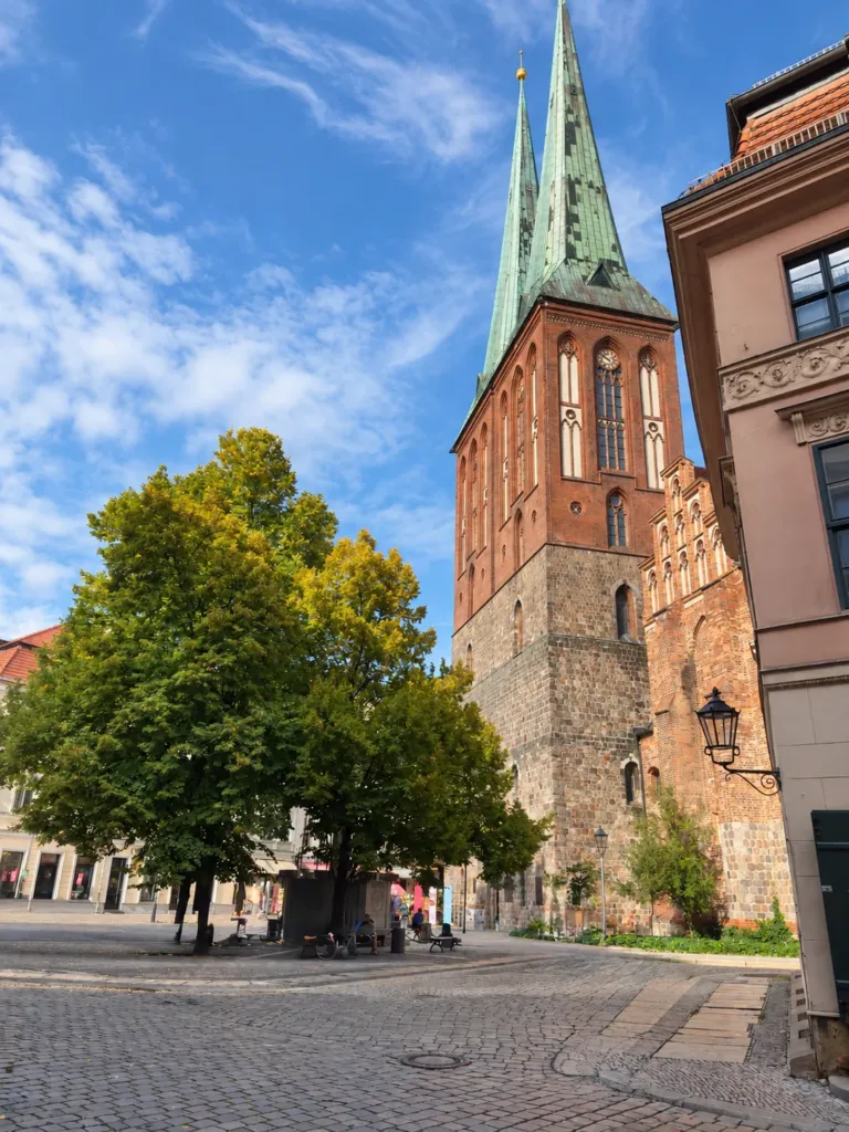 Nikolaikirche im historischen Berliner Nikolaiviertel nahe dem Restaurant Zum Paddenwirt